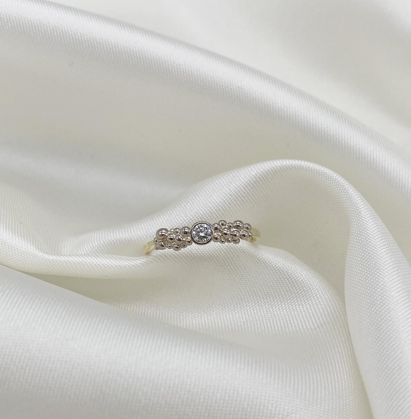 Kúluhringur með 15p demanti