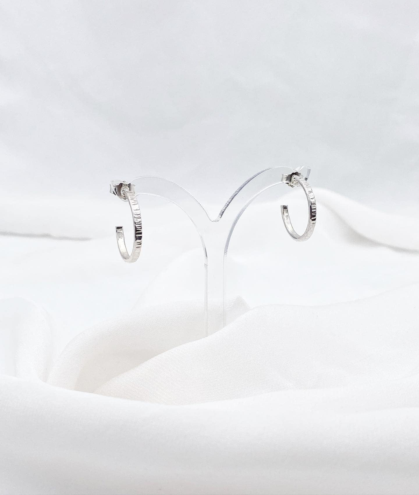 Hamraðir silfur hoops