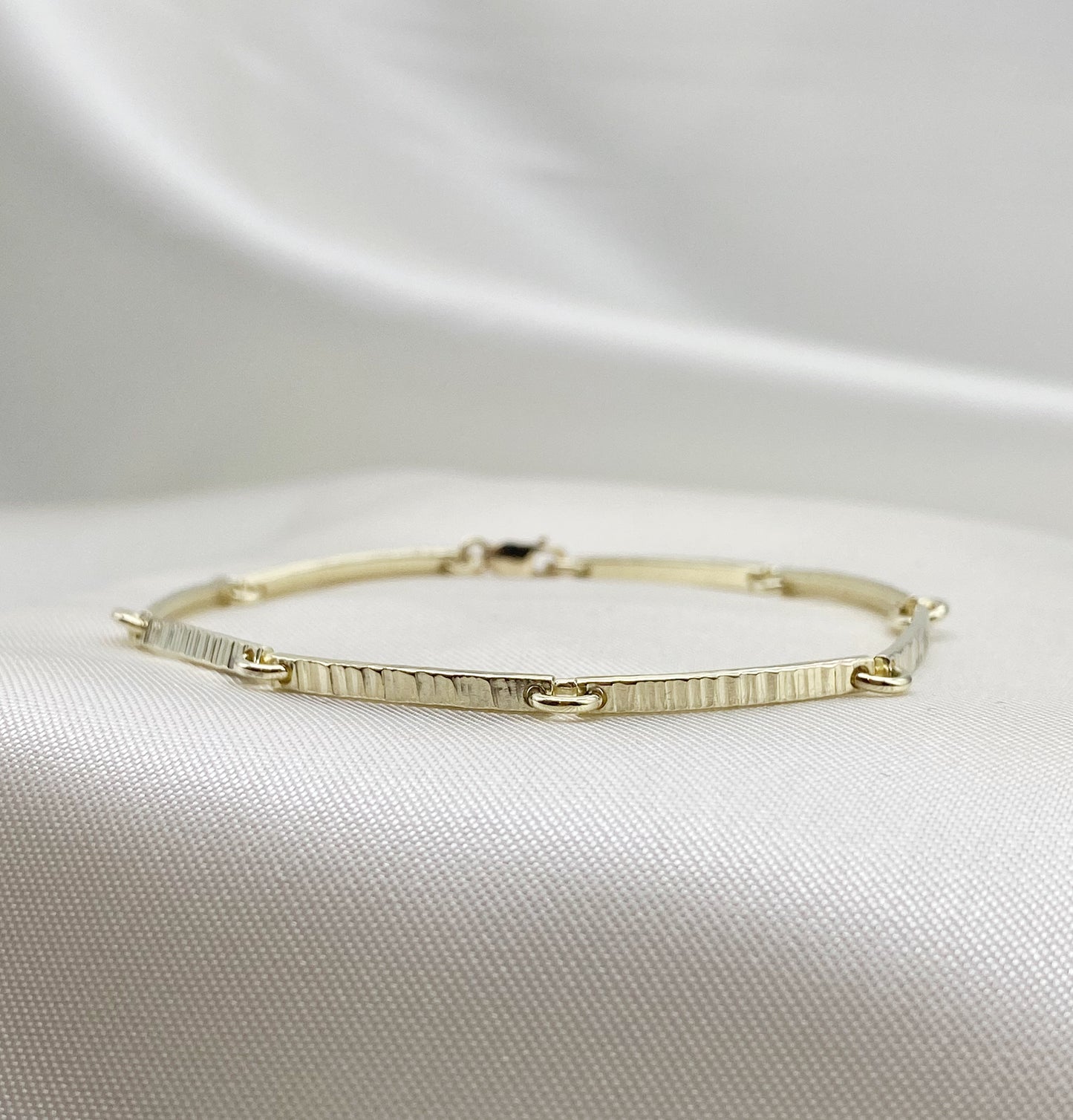 Hamrað gull armband