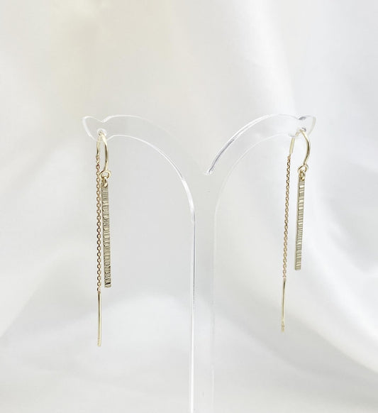 Hangandi hamraðir gull lokkar