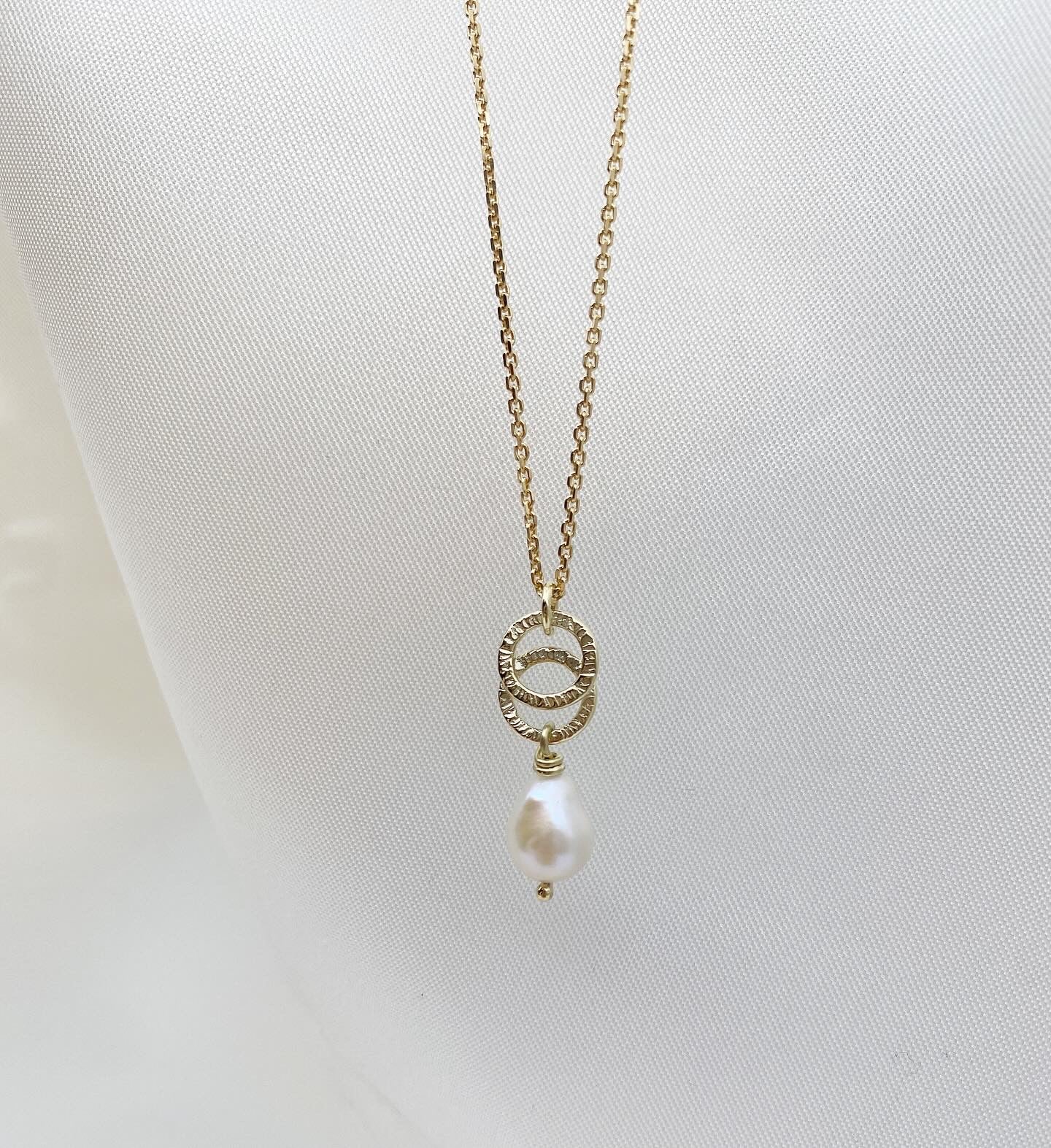 Tvöfalt hamrað gull hálsmen með ferksvatnsperlu