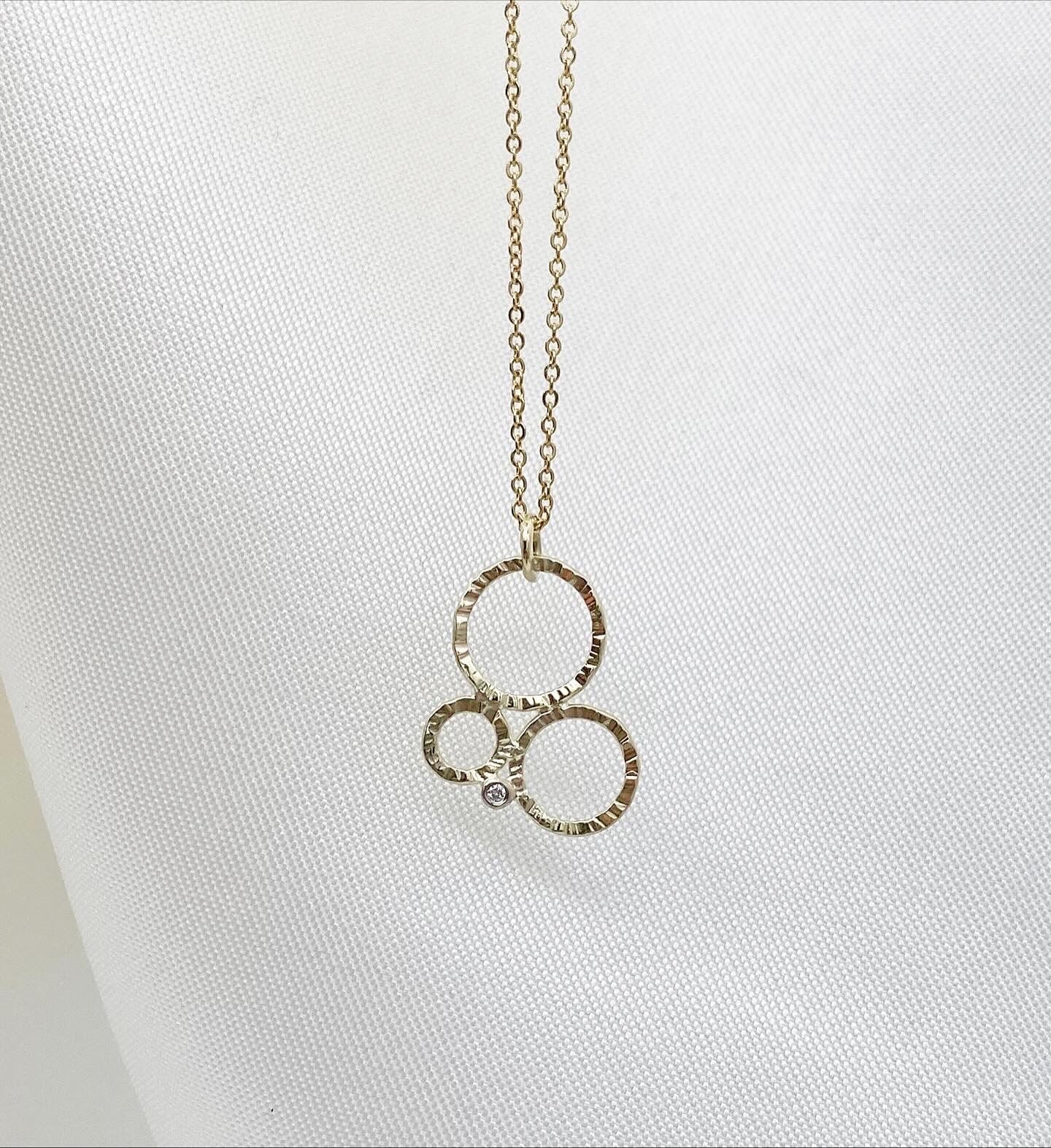 Þrír hringir og demantur - hamrað gull hálsmen