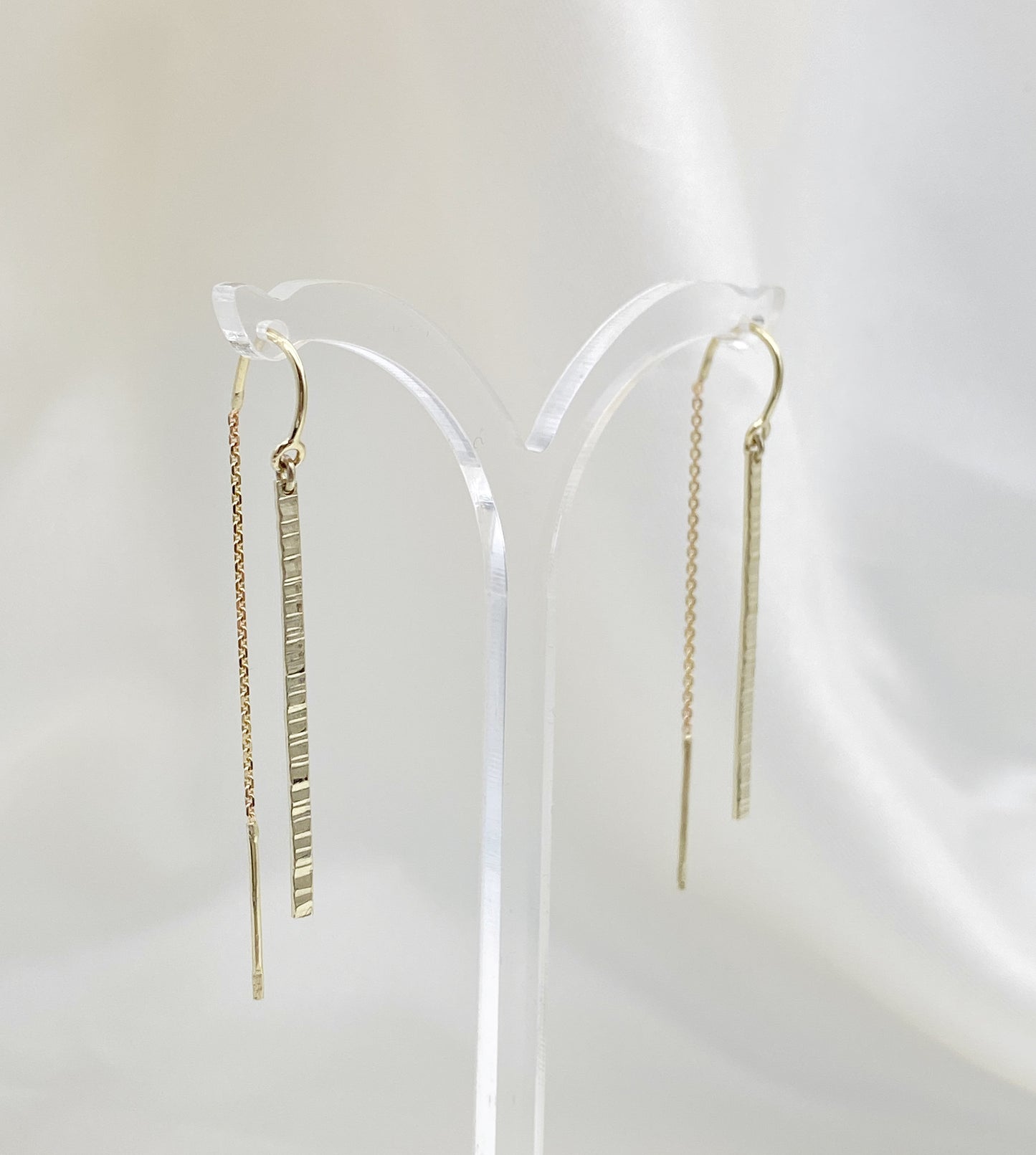 Hangandi hamraðir gull lokkar