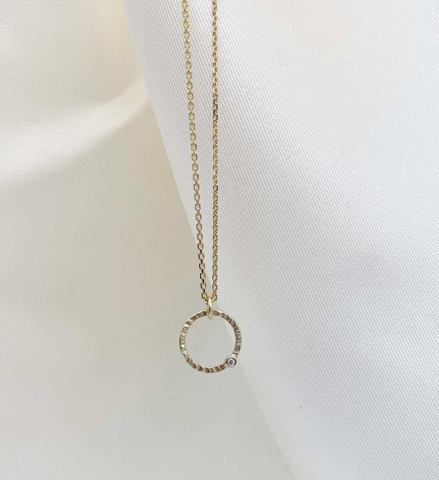 Hamrað gull hálsmen með 1p demanti