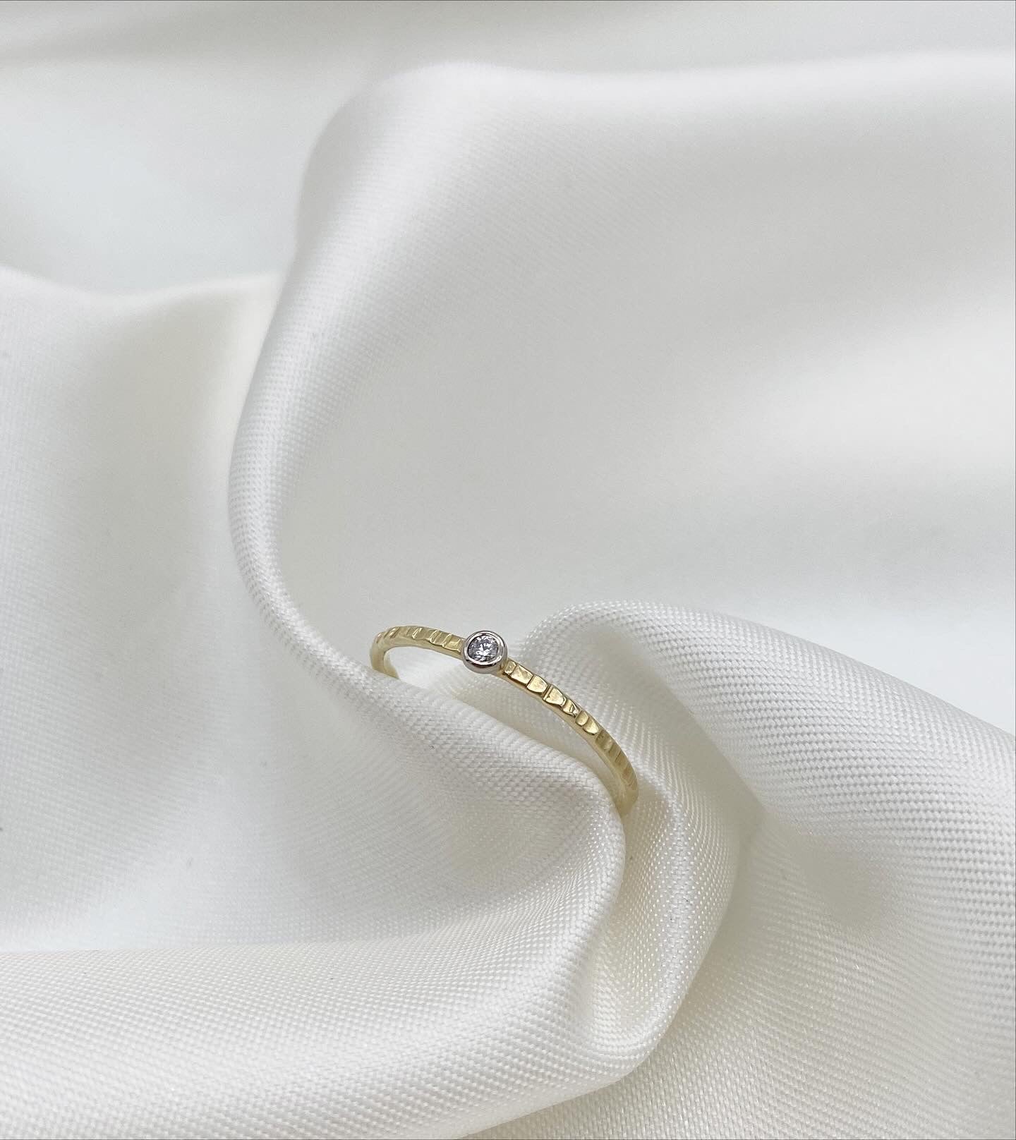 Hamraður gull hringur með 3p demanti