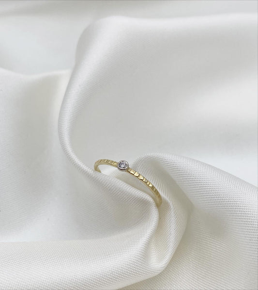 Hamraður gull hringur með 3p demanti