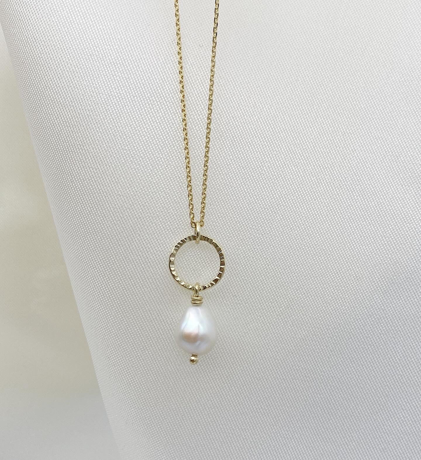 Hamrað gull hálsmen með ferskvatnsperlu